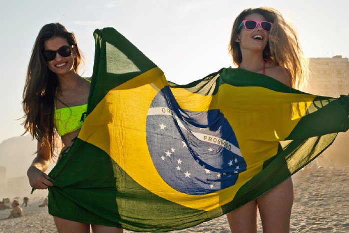 4_Zwei Frauen mit brasilianischer Flagge_96 dpi.jpg