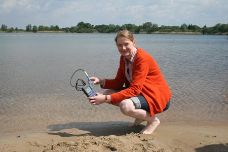 Wasserprobe am Hufeisensee in Isernhagen: Bettina Tecklenburg vom Fachbereich Gesundheit der Region Hannover kontrolliert die Wasserqualität