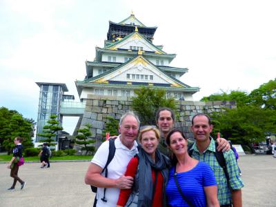 Oliver Drewes mit einem Teil der Reisegruppe vor einem Palast in Ōsaka.