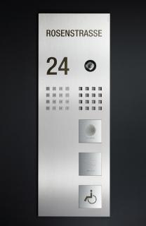 Diese Türstation der Designlinie Siedle Steel zeigt die vielfältigen Einsatzmöglichkeiten der Laserbeschriftung: vom Straßennamen und der Hausnummer über das Codeschloss und die Rollstuhlfahrertaste bis hin zu individuell gestalteten großen Ruftasten mit Firmenlogos. (c) S. Siedle & Söhne