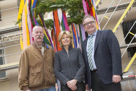 Bezirksbürgermeister Lothar Pollähne, Architektin Astrid Lange und Regionspräsident Hauke Jagau vor der Richtkrone