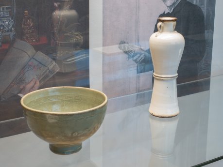 02-Steinzeug mit geritztem Dekor unter Seladonglasur (12. Jh.) und schlanke Vase.jpg
