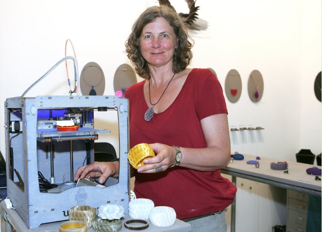 Peggy Bannenberg präsentiert ein Schmuckstück aus dem 3D-Drucker.jpg