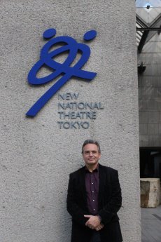 Ulf Schirmer vor dem New National Theatre in Tokio_18.10.2013_Foto NNTT.JPG