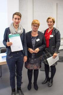 (v. l. n. r.): Stina Hinrichs, Trägerin des HSB Innovationspreises; Prof. Dr. Karin Luckey, Rektorin der Hochschule Bremen; Laudatorin Prof. Dr. Marianne Hirschberg, Studiengang Soziale Arbeit