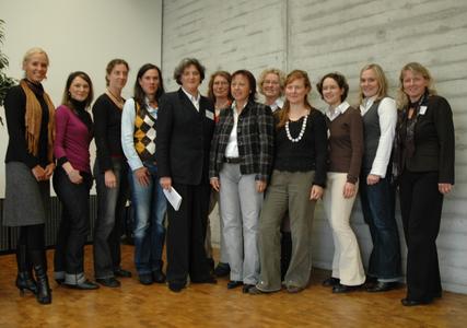Prof. Dr. Friederike zu Sayn-Wittgenstein (5.v.l.) und Prof. Dr. Marie-Luise Rehn (6.v.l.) begrüßen die neuen Studentinnen
