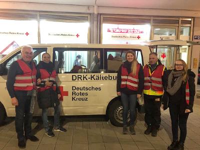 Vlnr. Heribert Rech, DRK Kreisverbandsvorsitzender und Innenminister BW a.D., Ellen Schuh, Melina Franke, Roland Weber und Aksana Novikova sind mit dem DRK Kältebus unterwegs