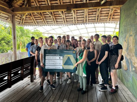 OroVerde erhält Scheck über 100.000 Euro.jpeg