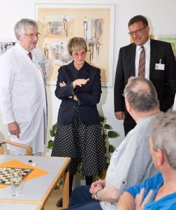 „Früher oder später werden wir das alle benötigen“, sagte Fürstin Gloria von Thurn und Taxis bei ihrem Besuch in der Orthopädischen Klinik der Universität Regensburg in Bad Abbach. Foto: Asklepios Klinikum Bad Abbach/Rainer Fleischmann