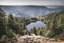 Ein Gravelbiker macht Pause mit Blick auf den Mummelsee.