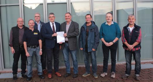 Landrat Manfred Görig übereicht Ortsvorsteher Hans Kraft den Bewilligungsbescheid: Dank der 4000-Euro-Spende können die Quecker nun eine Markise für die Sonnenterrasse an der Kulturscheune anschaffen (Foto: Sabine Galle-Schäfer/Vogelsbergkreis)