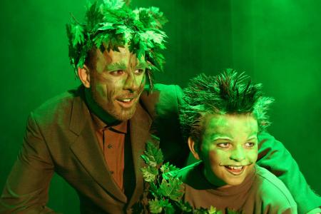 Musical LUST AM LEBEN Papa Baum (Sven Demuth) und kleiner Baum (Michael Müller)