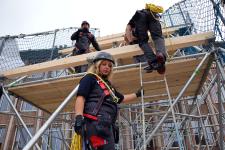 Teamfähigkeit und „Köpfchen“ sind im Dachdeckerhandwerk wichtiger als pure Muskelkraft.