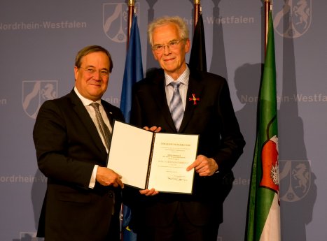 Verleihung Bundesverdienstkreuz Laschet Müller-Hellmann.jpg