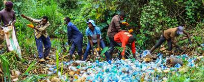 Social Cleanup am Ruaka River in Kenia (25.08.2020). Hier wurden 308 kg Müll aus dem Fluss entfernt. Den Großteil der PET-Flaschen kaufte später das Recycling-Unternehmen PETco Kenia auf. Foto: James Wakibia/sana mare