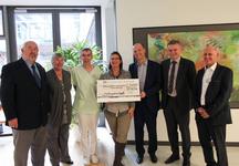 Personen v.l.n.r.: Axel Schütte, Gudrun Schütte, Dr. Alfred Leipold, Sabine Köppel, Thomas Köppel, Fritz Schuler, Thomas Weber (Bild: Petra Geiger, Städtisches Klinikum Karlsruhe)