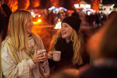 Der Adventsmarkt lädt zum Schlendern und gemütlichen Beisammensein ein (© Foto Mayer)