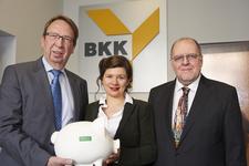 Wollen bessere Hilfe für Menschen mit seltenen Erkrankungen: Ernst Butz (Novitas BKK), Rania von der Ropp (ACHSE) und Franz Knieps (BKK Dachverband)