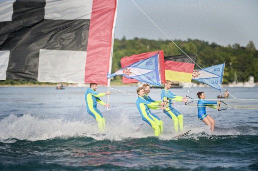 Konstanz-Seenachtfest-Bodensee-Wasserski-Fahne-Gruppe-01_Copyright_MTK-Hari-Pulko.gif
