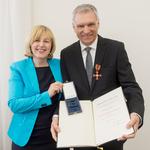 Staatssekretärin Marion v. Wartenberg überreichte Adam Michel das Bundesverdienstkreuz am Bande