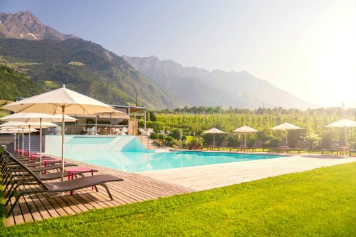 Design Hotel Tyrol - Poolbar.jpg