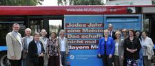 Die Mitglieder der Frauen Union Kreisverband Reutlingen und des Arbeitskreises Bildung des CDU-Kreisverbandes Reutlingen gemeinsam mit dem CDU-Bundestagskandidaten für Reutlingen, Michael Donth (links), und Hauptgeschäftsführer Dr. Joachim Eisert (6. von rechts) vor dem Imagekampagnenbus der Handwerkskammer