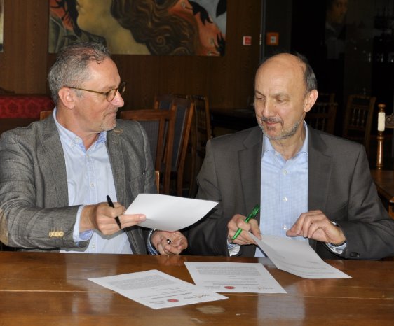 2-Axel Vornam und Dr Wolfgang Hansch unterzeichnen Kooperationsvertrag (4).JPG
