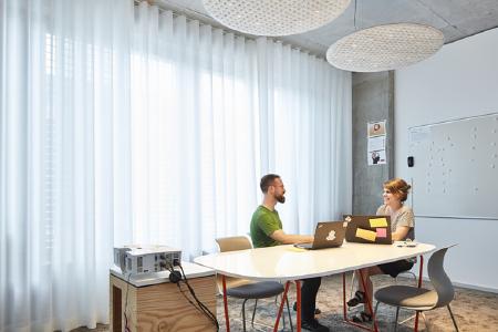 Lighting Pads von Nimbus sorgen bei der Berliner Architektur-Plattform competitionline für eine angenehme Raumakustik und Beleuchtung. Foto: Koy+Winkel