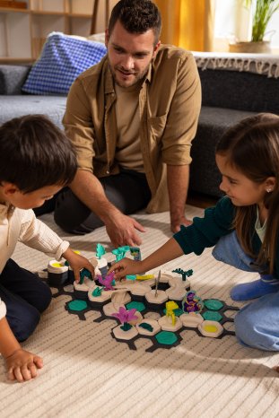 Ravensburger GraviTrax Junior - Spielszene Jungle Kids & Dad 5.jpg