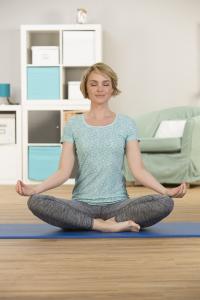 Wer auf weniger Stress im neuen Jahr hofft, wird schnell enttäuscht werden. Erfolgsversprechender sind Strategien, die für mehr Ruhe im Alltag sorgen. Dazu kann das Erlernen von Entspannungsmethoden wie etwa Meditationsübungen und Yoga zählen / Bild: AGR