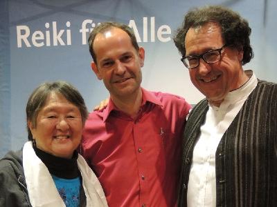Oliver Drewes, Holistika Geschäftsführer, zusammen mit Filmproduzent René Vögtli (rechts) aus der Schweiz und Interviewpartnerin aus den USA, Phyllis Lee Furumoto (links), des ersten Conciliation Films.