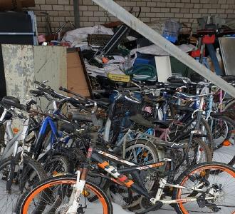 Recycling ist nicht erst seit Kurzem eines der ganz großen Themen unserer Zeit. Wir können es uns gerade in unserer Wegwerfgesellschaft nicht länger leisten, Rohstoffe nach ihrer ersten Nutzung ungenutzt zu verschrotten. Die Schrottabholung Iserlohn ist darauf spezialisiert, Schrott beim Kunden abzuholen und ihn den Wiederaufbereitungsanlagen nach einer entsprechenden Vorsortierung zu überlassen.