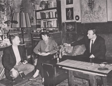 3 Jeanne Mammen mit Freunden im Atelier, um 1950 © Jeanne-Mammen-Stiftung, Foto unbekannt.jpg