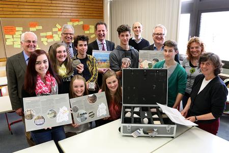 Die Schüler der Klasse 9a des Schulzentrums Weingarten freuten sich über ihr Geschenk v.l.n.r.: Alfred Schick (stellv. Oberbürgermeister der Stadt Weingarten), Thomas Beißwenger (ISTE-Hauptgeschäftsführer), Andreas Drewing (Geschäftsführer Kieswerk Tullius), Lorenz Macher (Bildungsbüro Calw), Günter Erdmann (Schulleiter Gymnasium Weingarten), Birgit Faigle (Lehrerin Realschule Weingarten), Melita Paul (Konrektorin Realschule Weingarten)
