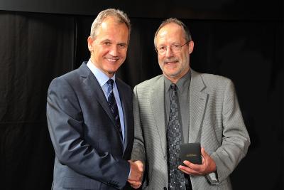 Michael Wendt (l.), Vorsitzender der Geschäftsführung Pirelli Deutschland, gratuliert Ludwig Ruppert zu seinem 50-jährigen Firmenjubiläum