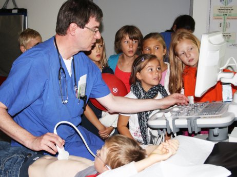 Zum Staunen - Dr. Grundmeier zeigt den Kindern, wie ein Ultraschall funktioniert..jpg