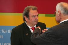 Kammerpräsident Walter Tschischka überreicht Gerhard Möhler die Silberne Ehrennadel der Handwerkskammer Mannheim Rhein-Neckar-Odenwald. Bild: Handwerkskammer Mannheim