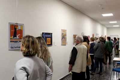 Historische Plakate aus der Zeit, als die Frauen ihr Wahlrecht erkämpften, sind noch bis Mitte Dezember in der VHS in Alsfeld zu sehen (Foto: Michaela Stefan, Vogelsbergkreis)
