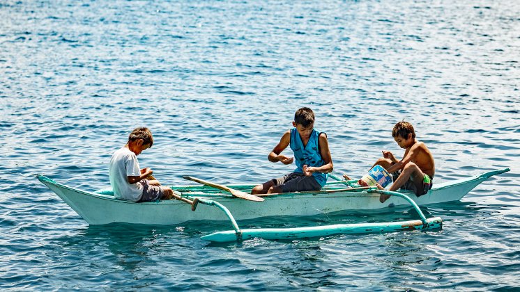 Kinder von Malapascua beim Fischen.jpg
