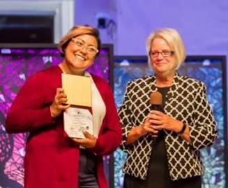Pastorin Beverly Maravilla (links) bei der Ordinationsfeier mit Pastorin Sandra Roberts / © Foto: SPECTRUM