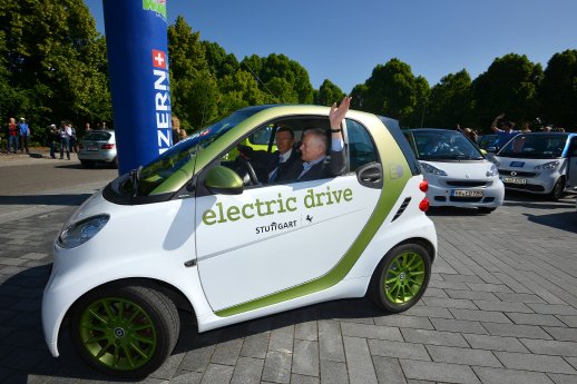 OB Fritz Kuhn reiht sich mit E-Smart in Elektro-Auto-Parade ein.JPG