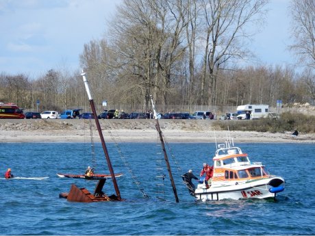 2022-04-03 Segelboot sinkt - Seenotretter bringen Segler sicher an Land (1).jpg