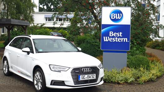 E-Mobilität am Deich: Im Best Western Hanse Hotel Warnemünde in Rostock-Warnemünde steht für Gäste ein Hybridauto bereit