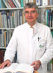 Professor Dr. Dr. Joachim Grifka: Motor für die Entwicklung der Orthopädischen Universitätsklink Bad Abbach zu einem der führenden deutschen Forschungs- und Behandlungszentren für Gelenk- und Rückenerkrankungen. Foto: Asklepios Klinikum Bad Abbach