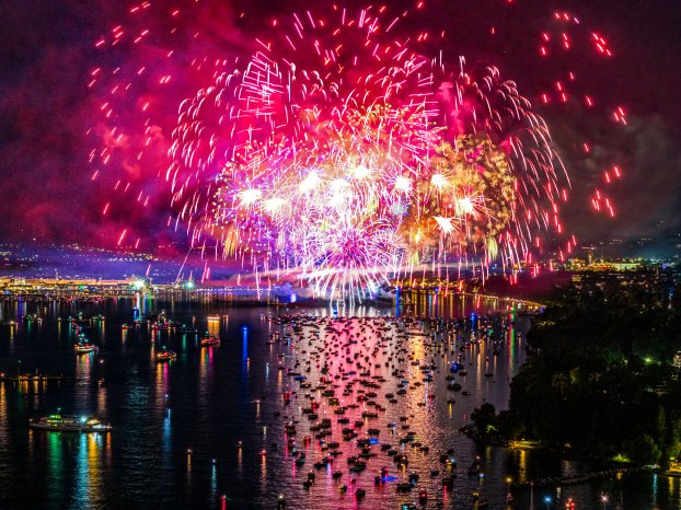 Konstanz-Bodensee-Seenachtfest-Feuerwerk-Boot-Abend-Luftbild-01_Copyright_MTK-Achim-Mende.jpg