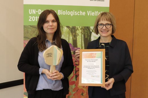 Svenja Eisenbarth (links) und Dr. Christiane Schell (Bundesamt für Naturschutz)_Zoo Berlin_2019.JPG