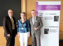 Im Bild von links: Prof. Dr. Uwe Max Mauer (Leitender Oberarzt Neurochirurgie Bundeswehrkrankenhaus Ulm), Hannelore Beke (Leiterin Syrinx Nordbayern), Michael Baulig (Vorstandssprecher uniVersa Versicherungsunternehmen) / Foto: uniVersa