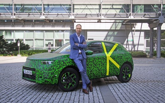 Michael-Lohscheller-mit-dem-neuen-Opel-Mokka-511884.jpg