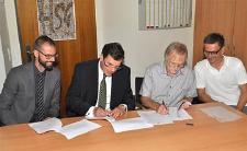 Unterzeichnung Kooperationsvertrag (im Bild von links): Benjamin Schmid (Referent Personalentwicklung/Erstausbildung uniVersa), Uwe Müller (Personalleiter uniVersa), Wilfried Büttner (Oberstudiendirektor Hans-Sachs-Gymnasium) und Heiko Seiferth (Studiendirektor Hans-Sachs-Gymnasium) (Foto: uniVersa)