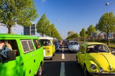 Eine Kolonne der Kultklassiker rollt traditionell am 1. Mai zum MaikäferTreff durch Hannover.